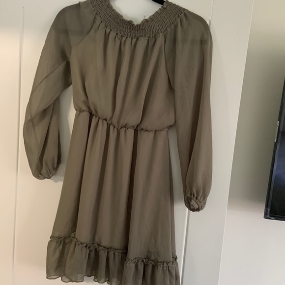 Olive Quarter Sleeve Flowy Dress - Picture 2 of 6